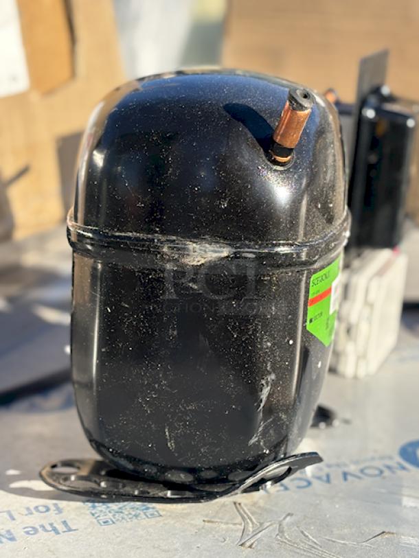BRAND NEW SCRATCH AND DENT! Secop SCE18CNLX 1-2/7 hp Compressor - 115V/R290/6.08Amp/60Hz.        S/N: 5PAXFQ5W. One Flange used for Mounting is Bent Up. - Image 2 of 8