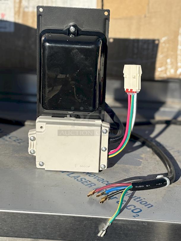 BRAND NEW SCRATCH AND DENT! Secop SCE18CNLX 1-2/7 hp Compressor - 115V/R290/6.08Amp/60Hz.        S/N: 5PAXFQ5W. One Flange used for Mounting is Bent Up. - Image 4 of 8