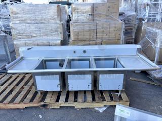 BRAND NEW SCRATCH AND DENT! Regency 60031824218 94" 16-Gauge Stainless Steel Three Compartment
Commercial Sink with 2 Drainboards - 18" x 24" x 14" Bowls With 9 3/4" Tall Backsplash . Sink Component Only. 2x Your Bid.