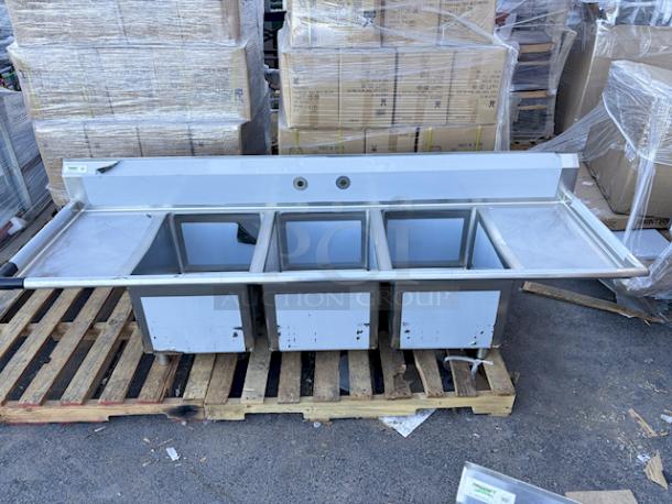 BRAND NEW SCRATCH AND DENT! Regency 60031824218 94" 16-Gauge Stainless Steel Three Compartment
Commercial Sink with 2 Drainboards - 18" x 24" x 14" Bowls With 9 3/4" Tall Backsplash . Sink Component Only. - Image 1 of 8