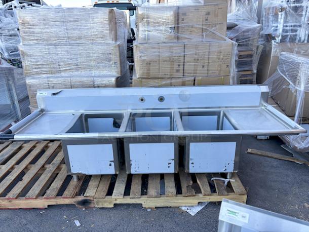 BRAND NEW SCRATCH AND DENT! Regency 60031824218 94" 16-Gauge Stainless Steel Three Compartment
Commercial Sink with 2 Drainboards - 18" x 24" x 14" Bowls With 9 3/4" Tall Backsplash . Sink Component Only. - Image 2 of 8