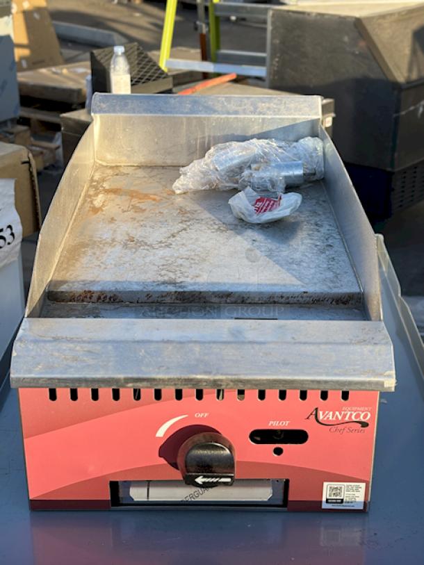 BRAND NEW SCRATCH & DENT! Avantco Chef Series CAG-15-MG 15" Countertop Gas Griddle with Manual Controls - 30,000 BTU, S/N: 955203000007 Mfg: 15-DEC-2023. Light Surface Rust. - Image 1 of 7
