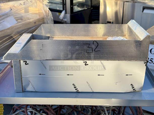BRAND NEW SCRATCH & DENT! Avantco Chef Series CAG-15-MG 15" Countertop Gas Griddle with Manual Controls - 30,000 BTU, S/N: 955203000007 Mfg: 15-DEC-2023. Light Surface Rust. - Image 2 of 7
