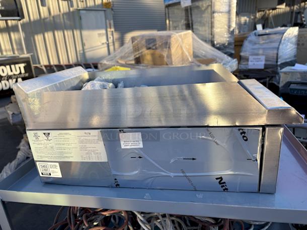 BRAND NEW SCRATCH & DENT! Avantco Chef Series CAG-15-MG 15" Countertop Gas Griddle with Manual Controls - 30,000 BTU, S/N: 955203000007 Mfg: 15-DEC-2023. Light Surface Rust. - Image 5 of 7