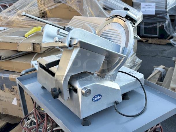 BRAND NEW SCRATCH & DENT! Globe GSO12 Medium Duty Open Body Manual Slicer - 2/5 hp, 120V, 12" Blade Size. S/N 100102, Out Of Original Packaging. - Image 2 of 11