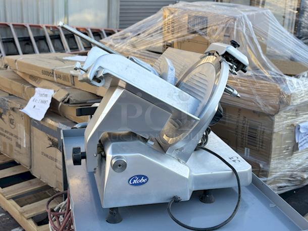 BRAND NEW SCRATCH & DENT! Globe GSO12 Medium Duty Open Body Manual Slicer - 2/5 hp, 120V, 12" Blade Size. S/N 100102, Out Of Original Packaging. - Image 3 of 11