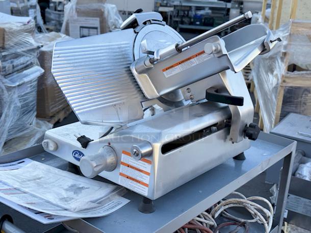 BRAND NEW SCRATCH & DENT! Globe GSO12 Medium Duty Open Body Manual Slicer - 2/5 hp, 120V, 12" Blade Size. S/N 100102, Out Of Original Packaging. - Image 4 of 11