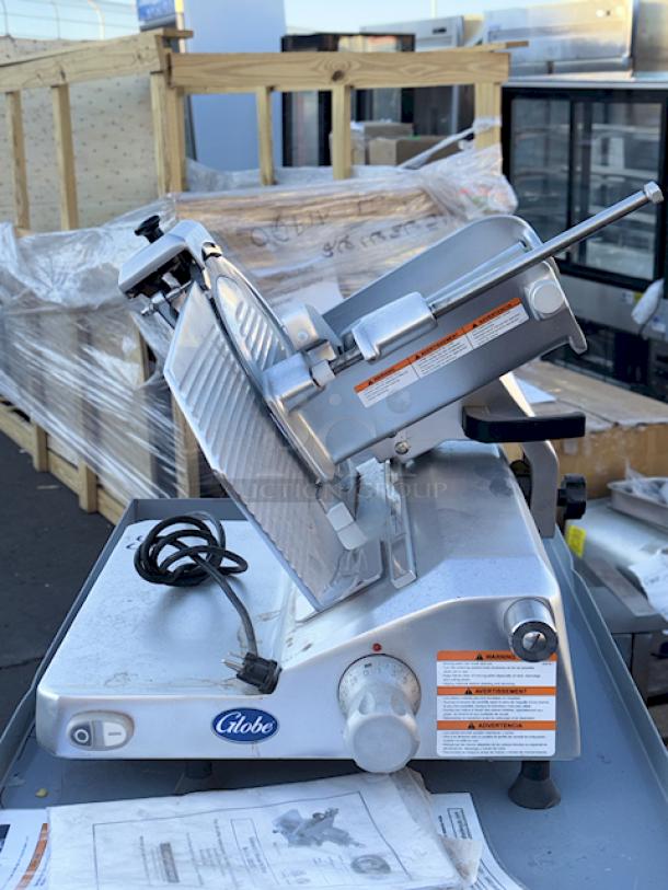 BRAND NEW SCRATCH & DENT! Globe GSO12 Medium Duty Open Body Manual Slicer - 2/5 hp, 120V, 12" Blade Size. S/N 100102, Out Of Original Packaging. - Image 5 of 11
