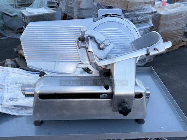 BRAND NEW SCRATCH & DENT! Globe GSO12 Medium Duty Open Body Manual Slicer - 2/5 hp, 120V, 12" Blade Size. S/N 100102, Out Of Original Packaging. - Image 8 of 11