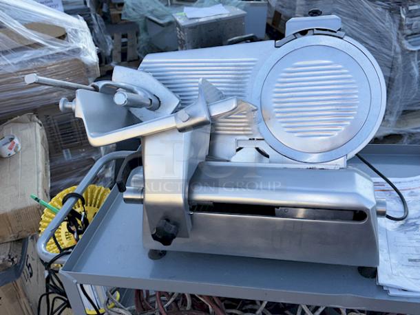 BRAND NEW SCRATCH & DENT! Globe GSO12 Medium Duty Open Body Manual Slicer - 2/5 hp, 120V, 12" Blade Size. S/N 100102, Out Of Original Packaging. - Image 9 of 11