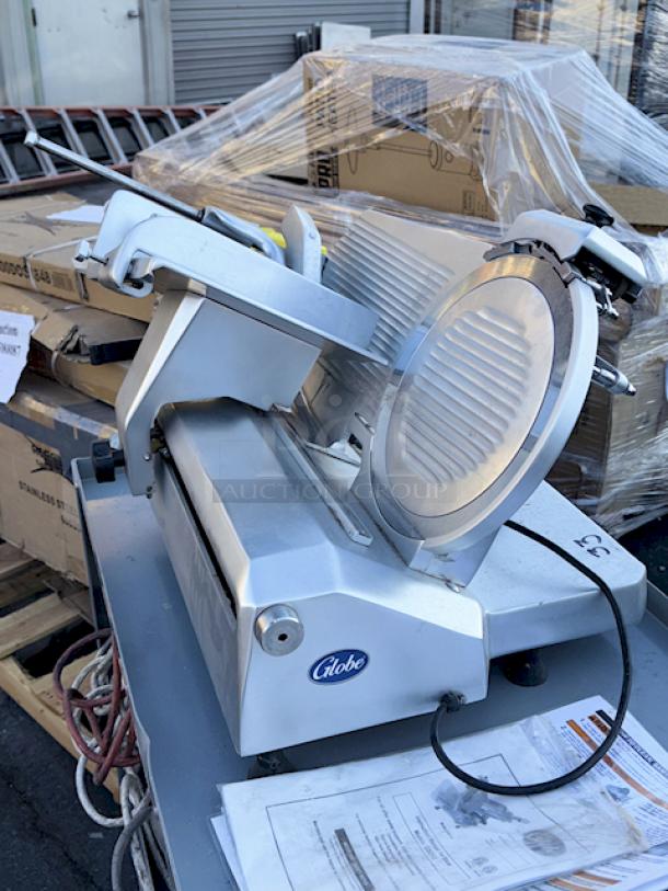 BRAND NEW SCRATCH & DENT! Globe GSO12 Medium Duty Open Body Manual Slicer - 2/5 hp, 120V, 12" Blade Size. S/N 100102, Out Of Original Packaging. - Image 10 of 11