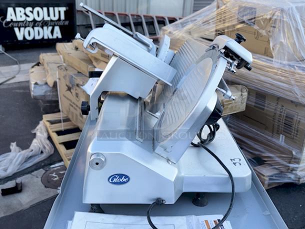 BRAND NEW SCRATCH & DENT! Globe GSO12 Medium Duty Open Body Manual Slicer - 2/5 hp, 120V, 12" Blade Size. S/N 100102, Out Of Original Packaging. - Image 11 of 11
