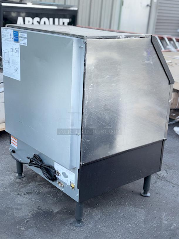 BRAND NEW SCRATCH & DENT! Manitowoc URF0310A NEO 30" Air Cooled Undercounter Regular Cube Ice Machine with 119 lb. Bin - 115V, 278 lb. S/N: 310661903. - Image 4 of 6