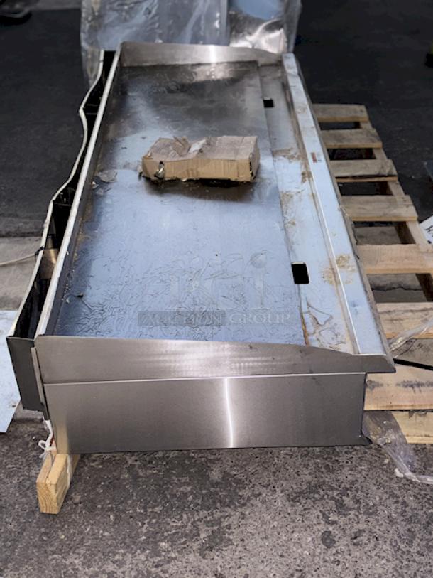 BRAND NEW SCRATCH & DENT! Cooking Performance Group GM-CPG-72-NL 72" Gas Countertop Griddle with Manual Controls - 180,000 BTU. S/N: 2311007664. 72 Inches	x 29 5/16 Inches x 16 3/4 Inches, 558 lb - Image 2 of 9