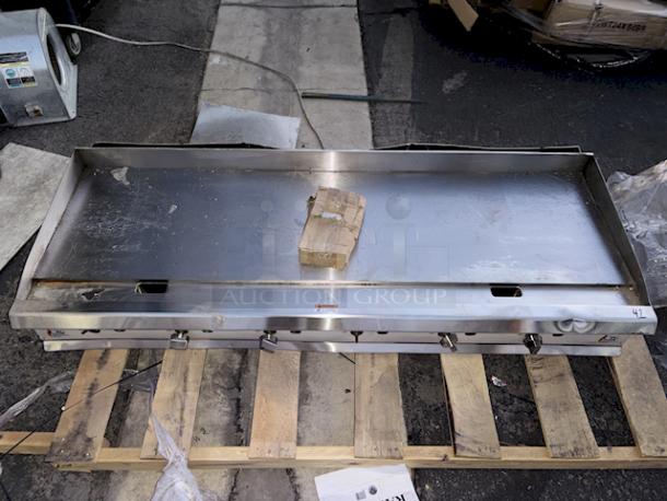 BRAND NEW SCRATCH & DENT! Cooking Performance Group GM-CPG-72-NL 72" Gas Countertop Griddle with Manual Controls - 180,000 BTU. S/N: 2311007664. 72 Inches	x 29 5/16 Inches x 16 3/4 Inches, 558 lb - Image 4 of 9