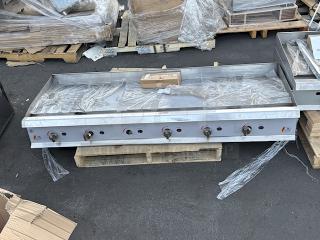 BRAND NEW SCRATCH & DENT! Cooking Performance Group GM-CPG-72-NL 72" Gas Countertop Griddle with Manual Controls - 180,000 BTU. 72"x29-5/16"x16-3/4", 558Lb. Unit is dented, missing knob and grease trays. See photos.