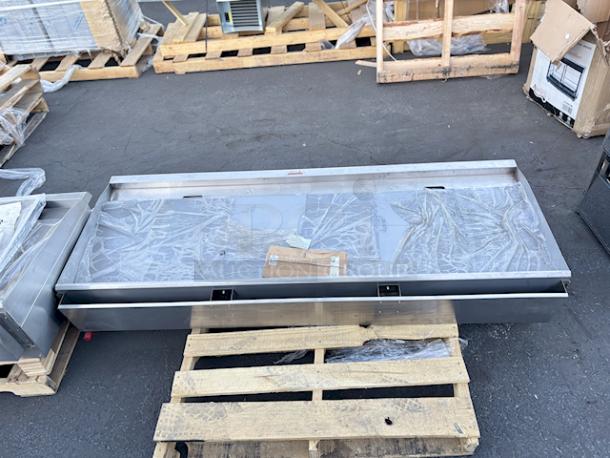 BRAND NEW SCRATCH & DENT! Cooking Performance Group GM-CPG-72-NL 72" Gas Countertop Griddle with Manual Controls - 180,000 BTU. 72"x29-5/16"x16-3/4", 558Lb. Unit is dented, missing knob and grease trays. See photos. - Image 2 of 8
