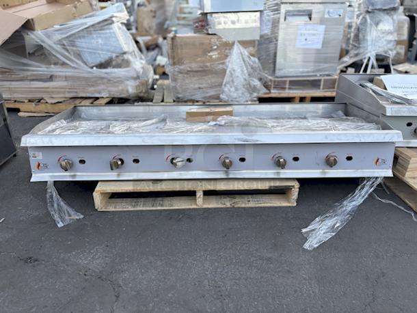 BRAND NEW SCRATCH & DENT! Cooking Performance Group GM-CPG-72-NL 72" Gas Countertop Griddle with Manual Controls - 180,000 BTU. 72"x29-5/16"x16-3/4", 558Lb. Unit is dented, missing knob and grease trays. See photos. - Image 3 of 8