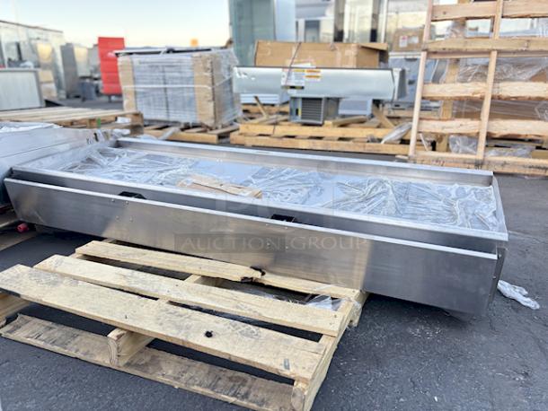 BRAND NEW SCRATCH & DENT! Cooking Performance Group GM-CPG-72-NL 72" Gas Countertop Griddle with Manual Controls - 180,000 BTU. 72"x29-5/16"x16-3/4", 558Lb. Unit is dented, missing knob and grease trays. See photos. - Image 4 of 8
