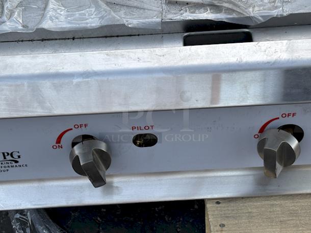 BRAND NEW SCRATCH & DENT! Cooking Performance Group GM-CPG-72-NL 72" Gas Countertop Griddle with Manual Controls - 180,000 BTU. 72"x29-5/16"x16-3/4", 558Lb. Unit is dented, missing knob and grease trays. See photos. - Image 5 of 8