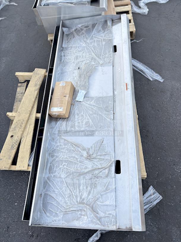 BRAND NEW SCRATCH & DENT! Cooking Performance Group GM-CPG-72-NL 72" Gas Countertop Griddle with Manual Controls - 180,000 BTU. 72"x29-5/16"x16-3/4", 558Lb. Unit is dented, missing knob and grease trays. See photos. - Image 7 of 8