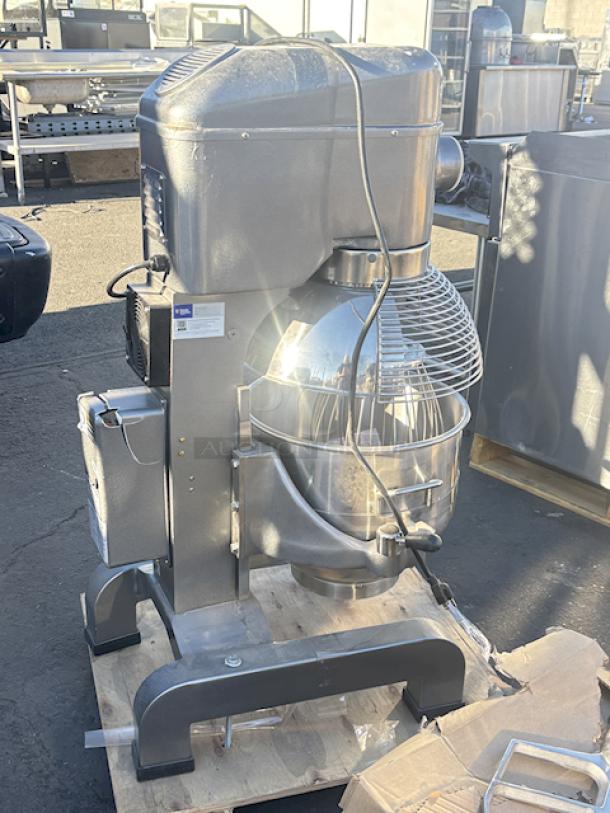 BRAND NEW SCRATCH & DENT! Avantco MX30H 30 Qt. Planetary Floor Mixer with Guard & Standard Accessories - 120V, 1 3/4 hp. S/N: 08 0045 23 - 177MX30H. Includes: Bowl, Wire Whip, Flat Beater and Hook. Electrical Box is damaged (see photos). - Image 3 of 10
