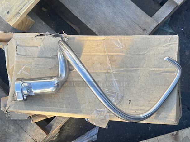 BRAND NEW SCRATCH & DENT! Avantco MX30H 30 Qt. Planetary Floor Mixer with Guard & Standard Accessories - 120V, 1 3/4 hp. S/N: 08 0045 23 - 177MX30H. Includes: Bowl, Wire Whip, Flat Beater and Hook. Electrical Box is damaged (see photos). - Image 10 of 10