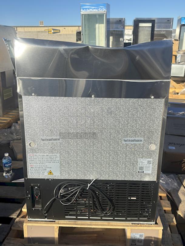 BRAND NEW SCRATCH & DENT! Avantco APT-27-HC 27" 1 Door Refrigerated Sandwich Prep Table, 115 Volts	3.6 Amps	1 Phase	60 Hz	219 lb. S/N: 253717537. In Working Order. On Commercial Casters. Lid is dented and bent. - Image 3 of 7