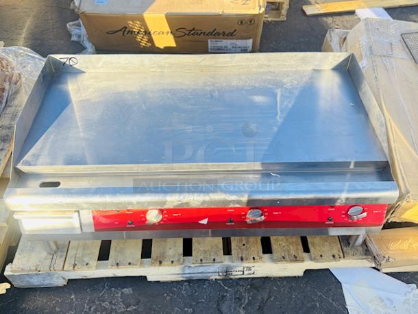 BRAND NEW SCRATCH & DENT! Avantco EG36N 36" Electric Countertop Griddle - 208/240V, 7488W-10080W, 3 phase, 60hz, 244Lb. S/N: EG36C24070005. Legs have a slight bend. Power cord needs to be replaced. - Image 2 of 8