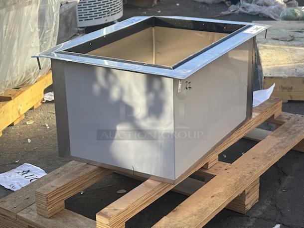 BRAND NEW SCRATCH & DENT! Regency Stainless Steel Drop-In Ice Bin 18" x 24"x11-5/16" 40.58Lb. Easily fixable with a pliers corner is bent. - Image 3 of 8
