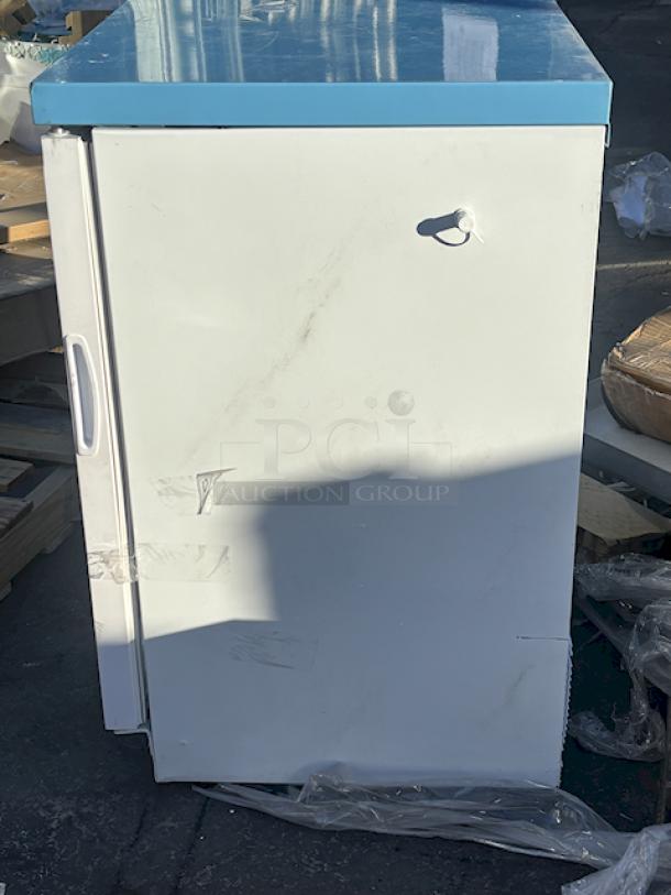 BRAND NEW SCRATCH & DENT! Summit Appliance ACR52G EQTemp ACR Series 3.88 Cu. Ft. White / Blue Built-In Undercounter Glass Door Reach-In Medical Refrigerator - 115V 23.50" (W) x 21.26" (D) x 33.86* (H), 91.5Lb In Working Order. (see photos for damage). - Image 3 of 8