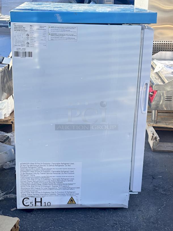 BRAND NEW SCRATCH & DENT! Summit Appliance ACR52G EQTemp ACR Series 3.88 Cu. Ft. White / Blue Built-In Undercounter Glass Door Reach-In Medical Refrigerator - 115V 23.50" (W) x 21.26" (D) x 33.86* (H), 91.5Lb In Working Order. (see photos for damage). - Image 6 of 8