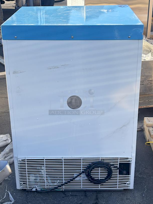 BRAND NEW SCRATCH & DENT! Summit Appliance ACR52G EQTemp ACR Series 3.88 Cu. Ft. White / Blue Built-In Undercounter Glass Door Reach-In Medical Refrigerator - 115V 23.50" (W) x 21.26" (D) x 33.86* (H), 91.5Lb In Working Order. (see photos for damage). - Image 8 of 8