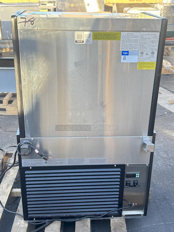 BRAND NEW SCRATCH & DENT! Avantco BHAC-28 28" Black Horizontal Air Curtain Merchandiser - 115V/7.8 Amps/1 Phase	/362 lb. S/N: 2821852213872038. TESTED! In Working Order. Glass on left side is damaged, missing vent. See Photos. - Image 3 of 8