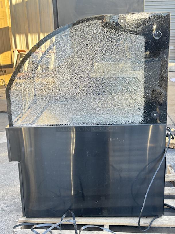 BRAND NEW SCRATCH & DENT! Avantco BHAC-28 28" Black Horizontal Air Curtain Merchandiser - 115V/7.8 Amps/1 Phase	/362 lb. S/N: 2821852213872038. TESTED! In Working Order. Glass on left side is damaged, missing vent. See Photos. - Image 4 of 8