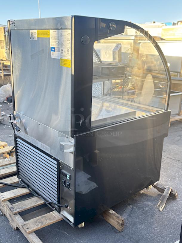 BRAND NEW SCRATCH & DENT! Avantco BHAC-28 28" Black Horizontal Air Curtain Merchandiser - 115V/7.8 Amps/1 Phase	/362 lb. S/N: 2821852213872038. TESTED! In Working Order. Glass on left side is damaged, missing vent. See Photos. - Image 6 of 8