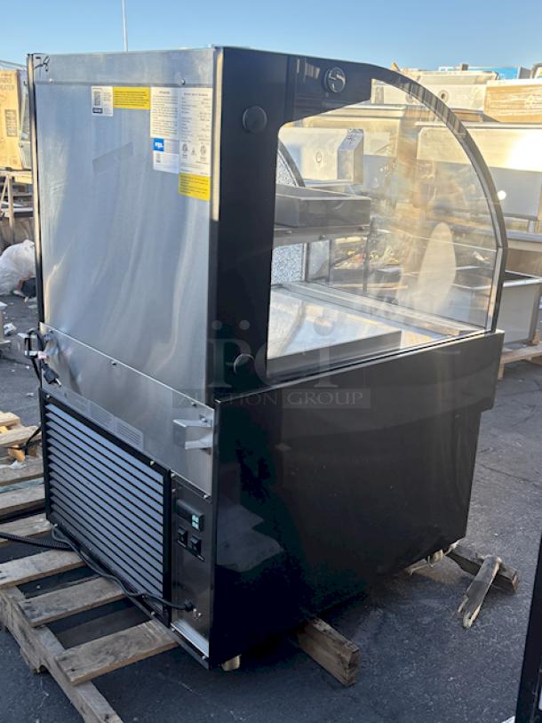 BRAND NEW SCRATCH & DENT! Avantco BHAC-28 28" Black Horizontal Air Curtain Merchandiser - 115V/7.8 Amps/1 Phase	/362 lb. S/N: 2821852213872038. TESTED! In Working Order. Glass on left side is damaged, missing vent. See Photos. - Image 7 of 8
