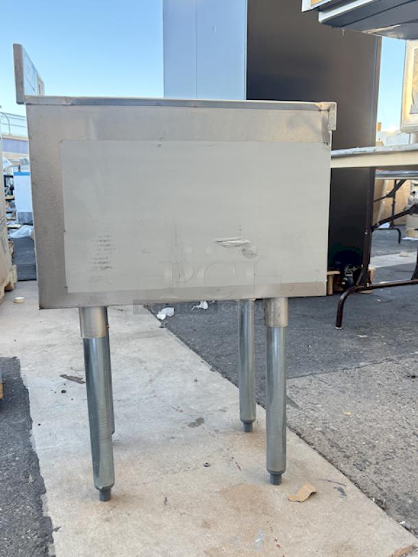 BRAND NEW OUT OF ORIGINAL PACKAGING! Regency 600UHS2112 1 Bowl Underbar Hand Sink - 21" x 12" x 33". 31.82 Lb. Includes drain and legs w/ adjustable bullet feet. Superficial denting, left back leg has a inward slight bend. (see photos). - Image 3 of 9