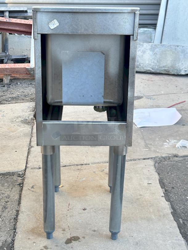 BRAND NEW OUT OF ORIGINAL PACKAGING! Regency 600UHS2112 1 Bowl Underbar Hand Sink - 21" x 12" x 33". 31.82 Lb. Includes drain and legs w/ adjustable bullet feet. Superficial denting, left back leg has a inward slight bend. (see photos). - Image 4 of 9