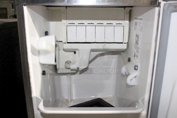 Hoshizaki AM-50BAJ 14 7/8" Air Cooled Undercounter Top Hat Cube Ice Machine - 51 lb. 115-120v/60Hz/1Ph/3.8Amp. Observed in WORKING ORDER. S/N: J14961L. 


*These items are located at our main warehouse approximately 10mins away. The address is 3290 S. Highland Dr. Las Vegas NV 89109.* - Image 5 of 7