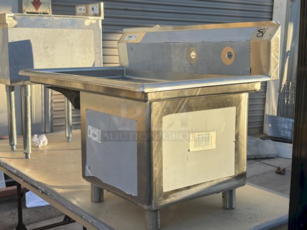 BRAND NEW SCRATCH AND DENT! Regency 60S1181818GL 38 1/2" 16-Gauge Stainless Steel One Compartment Commercial Sink with Galvanized Legs and 1 Drainboard - 18" x 18" x 14" Bowl. Includes Drain. - Image 4 of 11