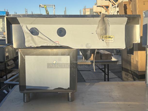 BRAND NEW SCRATCH AND DENT! Regency 60S1181818GL 38 1/2" 16-Gauge Stainless Steel One Compartment Commercial Sink with Galvanized Legs and 1 Drainboard - 18" x 18" x 14" Bowl. Includes Drain. - Image 6 of 11