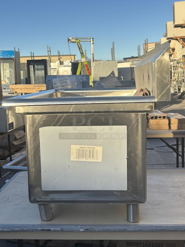BRAND NEW SCRATCH AND DENT! Regency 60S1181818GL 38 1/2" 16-Gauge Stainless Steel One Compartment Commercial Sink with Galvanized Legs and 1 Drainboard - 18" x 18" x 14" Bowl. Includes Drain. - Image 8 of 11