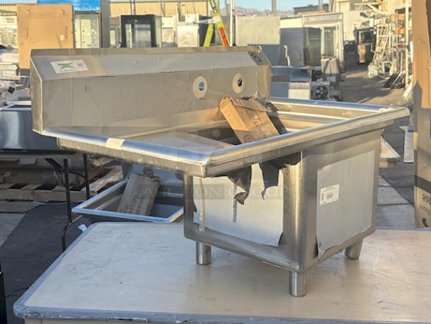 BRAND NEW SCRATCH AND DENT! Regency 60S1181818GL 38 1/2" 16-Gauge Stainless Steel One Compartment Commercial Sink with Galvanized Legs and 1 Drainboard - 18" x 18" x 14" Bowl. Includes Drain. - Image 9 of 11
