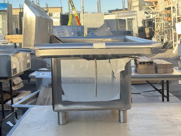 BRAND NEW SCRATCH AND DENT! Regency 60S1181818GL 38 1/2" 16-Gauge Stainless Steel One Compartment Commercial Sink with Galvanized Legs and 1 Drainboard - 18" x 18" x 14" Bowl. Includes Drain. - Image 11 of 11