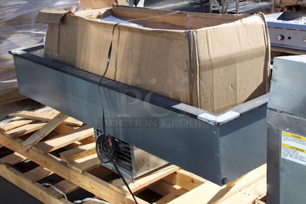 BRAND NEW SCRATCH & DENT! Delfield N8169BP Five Pan Drop In Refrigerated Cold Food Well W/ Sneeze Guard.  69" x 26" x 21-7/8" 115V/3.1Amp/1Ph/60Hz. Corner of unit is dented. see photos. S/N: 2310820100305 - Image 4 of 9