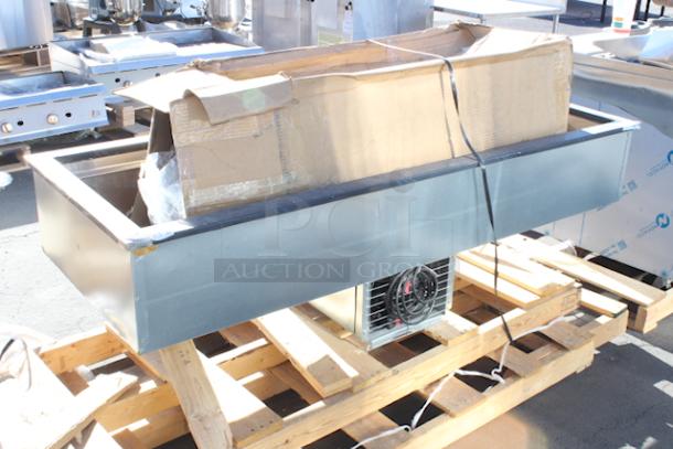 BRAND NEW SCRATCH & DENT! Delfield N8169BP Five Pan Drop In Refrigerated Cold Food Well W/ Sneeze Guard.  69" x 26" x 21-7/8" 115V/3.1Amp/1Ph/60Hz. Corner of unit is dented. see photos. S/N: 2310820100305 - Image 6 of 9