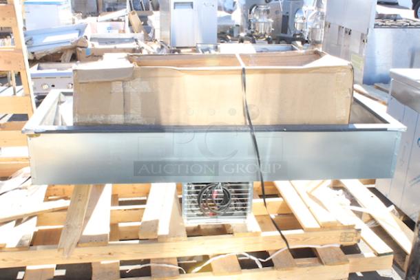 BRAND NEW SCRATCH & DENT! Delfield N8169BP Five Pan Drop In Refrigerated Cold Food Well W/ Sneeze Guard.  69" x 26" x 21-7/8" 115V/3.1Amp/1Ph/60Hz. Corner of unit is dented. see photos. S/N: 2310820100305 - Image 8 of 9