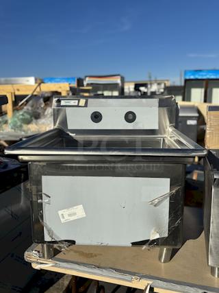 BRAND NEW SCRATCH & DENT! Regency 600S12424 29" 16 Gauge Stainless Steel One Compartment Commercial Sink with Stainless Steel Legs and Cross Bracing - 24" x 24" x 14" Bowl.