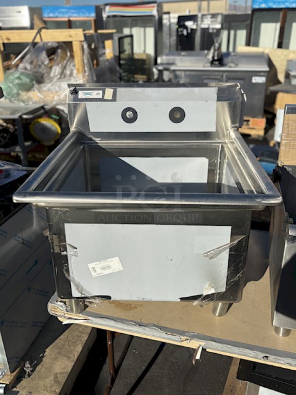BRAND NEW SCRATCH & DENT! Regency 600S12424 29" 16 Gauge Stainless Steel One Compartment Commercial Sink with Stainless Steel Legs and Cross Bracing - 24" x 24" x 14" Bowl. - Image 4 of 12